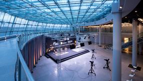 Flughafen Düsseldorf mit komplett eingerichtetem Studio für Streaming-Events
