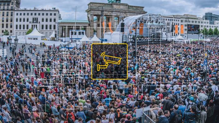 Veranstaltungen im Freien mit großer Bühne und grafischer Andeutung von Kameraüberwachung